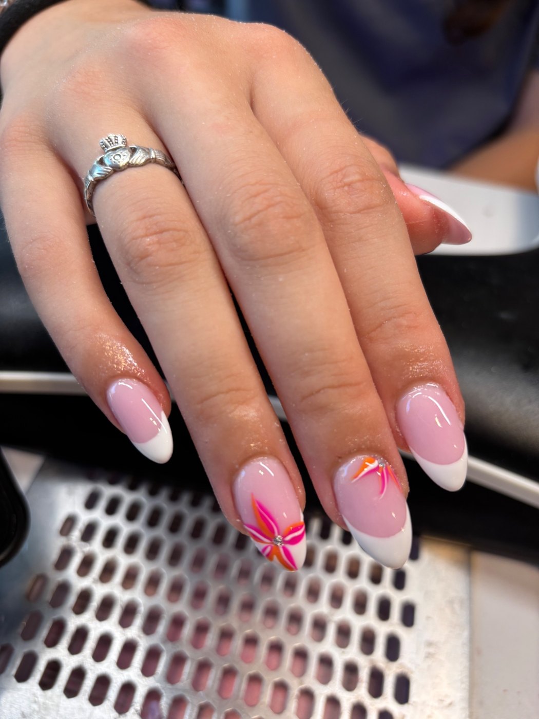 Franse manicure met witte punten en roze-oranje bloemen