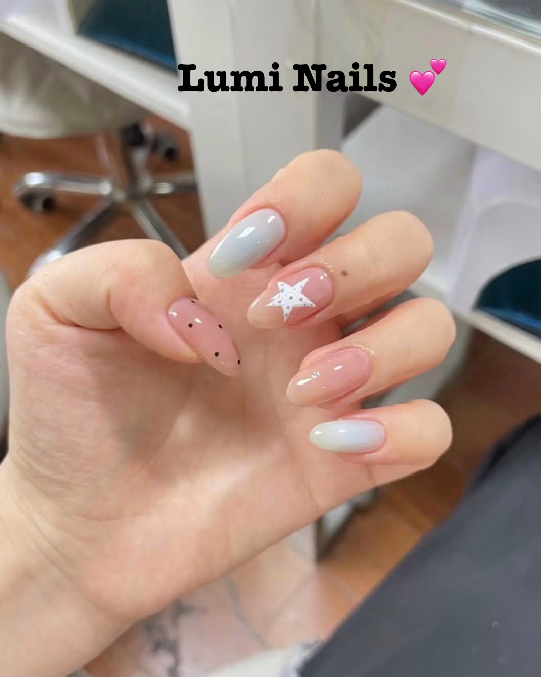 Ovale nude nagels met witte sterren