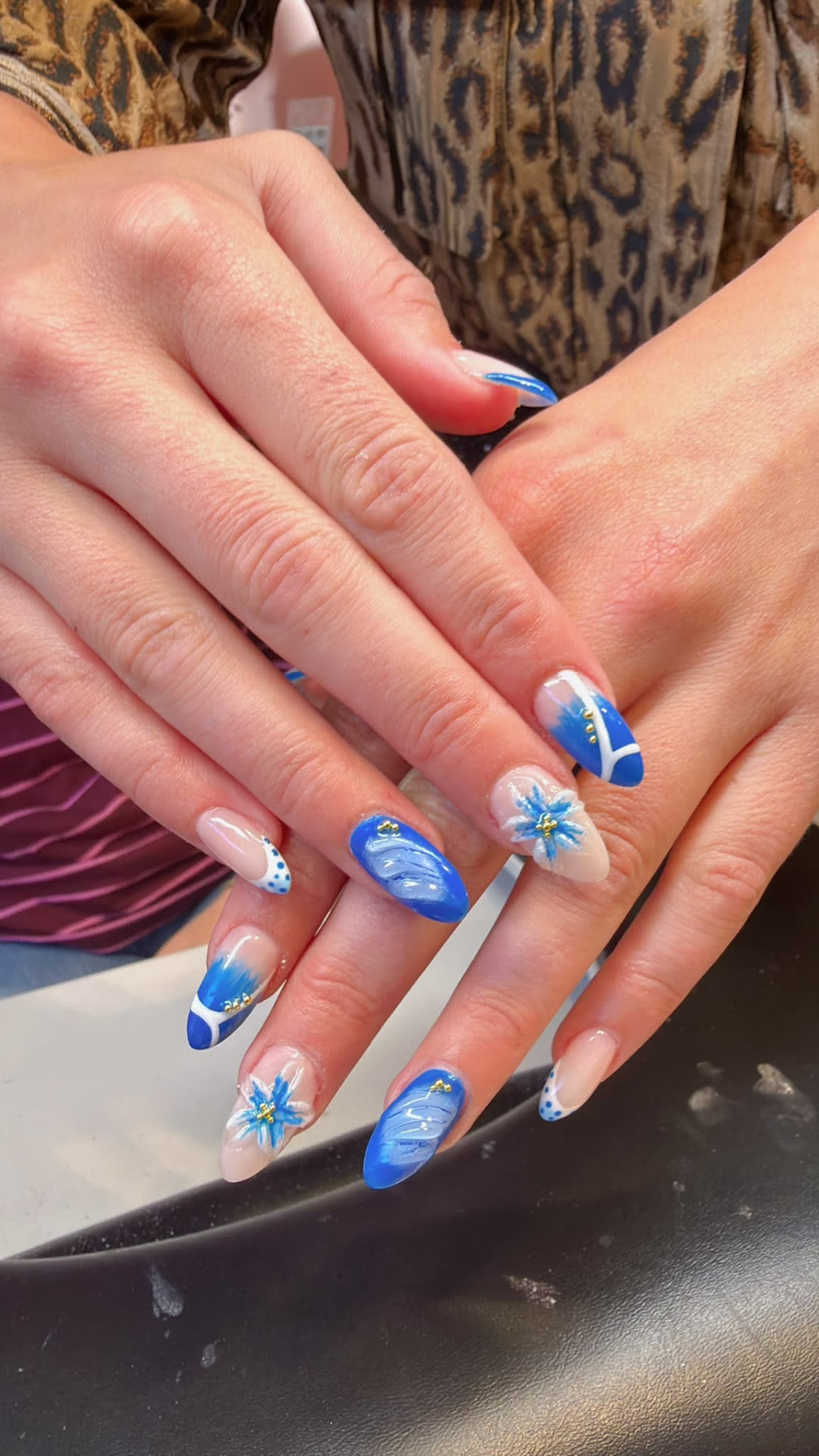 Zacht perzikkleurige nagels met roze gloed-afwerking