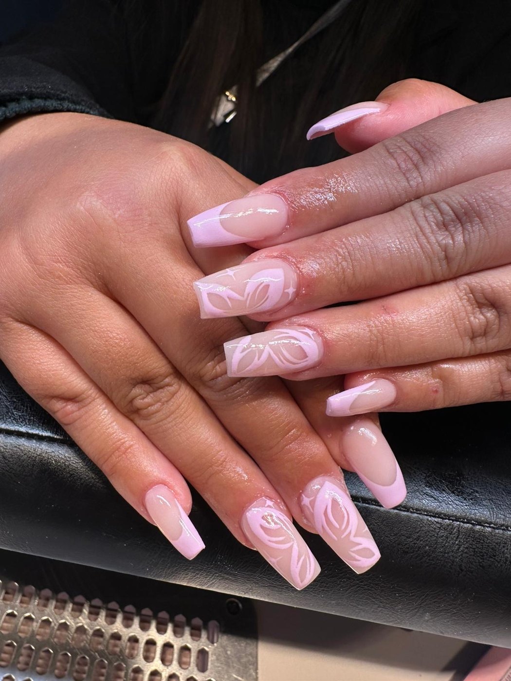 Lange nagels met roze French tips en vlinder nail art