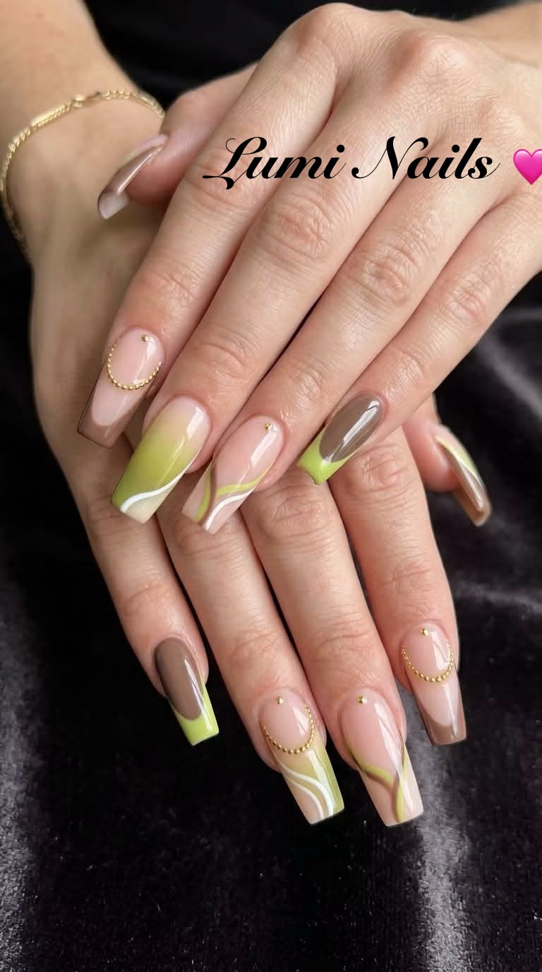 Lange nagels in bruin en olijfgroen met abstracte lijnen