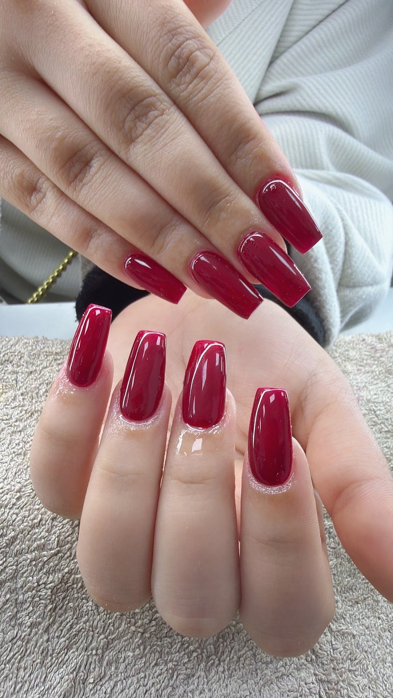Vierkante nagels diep borstrood met hoogglans afwerking