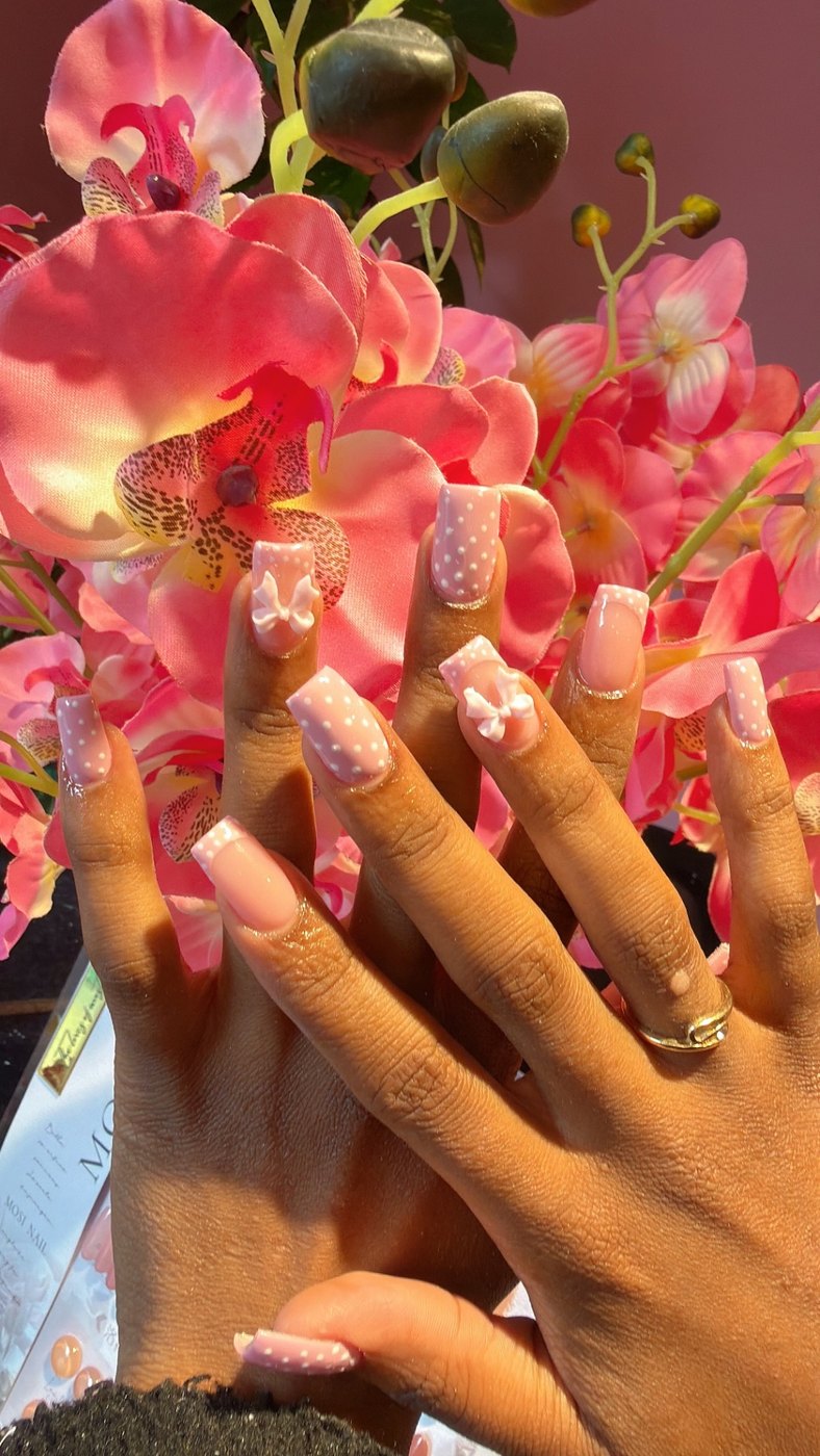 Lichtroze nagels met witte stippen, French tips en 3D strikjes