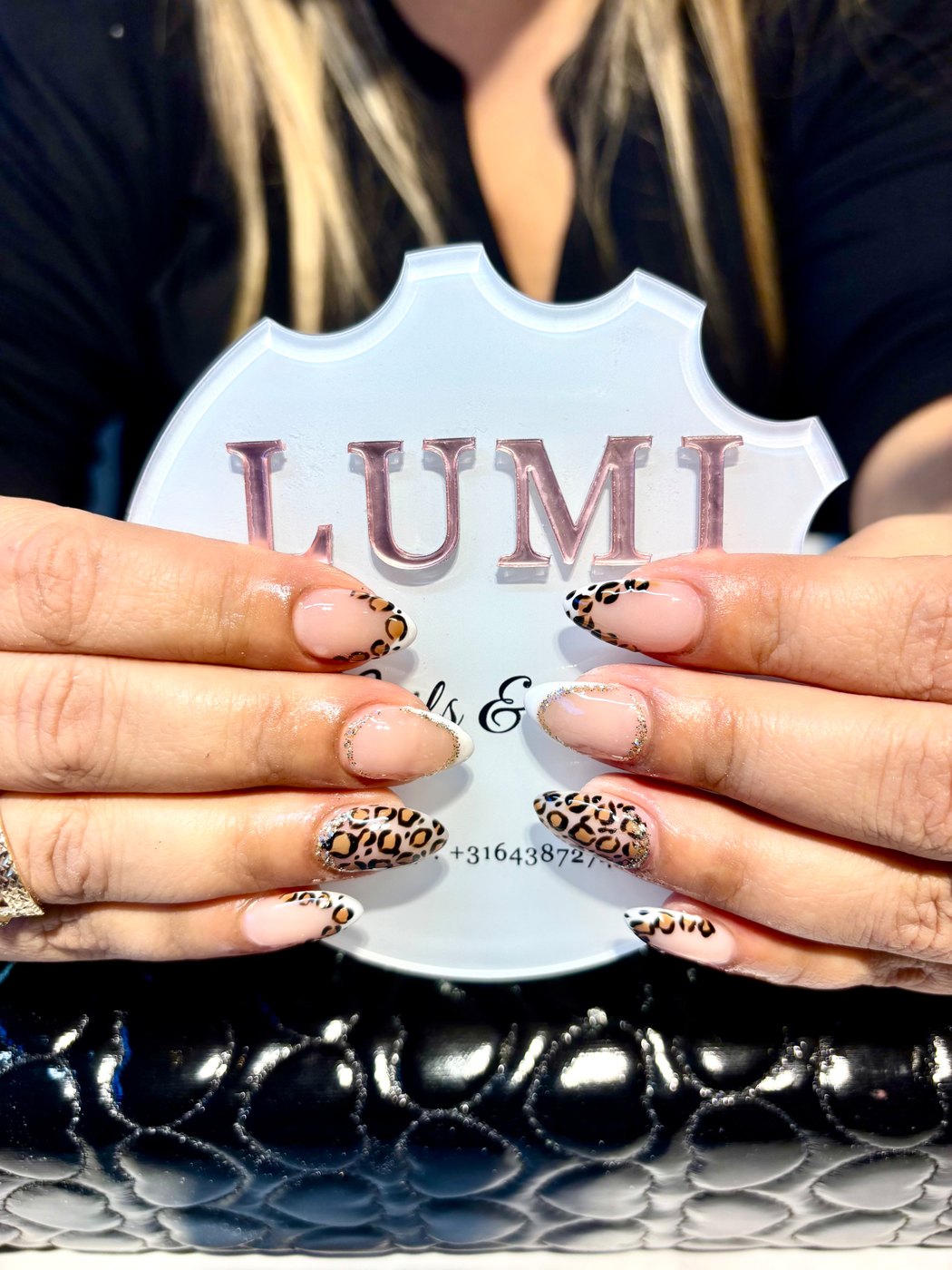 Nagels met nude French tips en luipaardprint met glitter