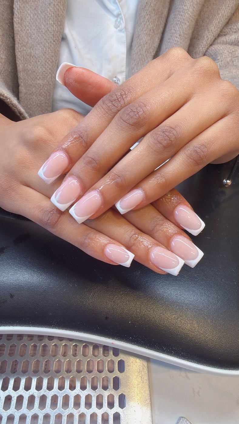 Klassieke French manicure met nude-roze basis en witte punten