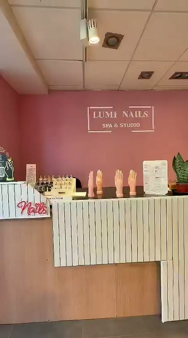 Rondleiding door de studio: de receptie met het bord Lumi Nails Spa & Studio
