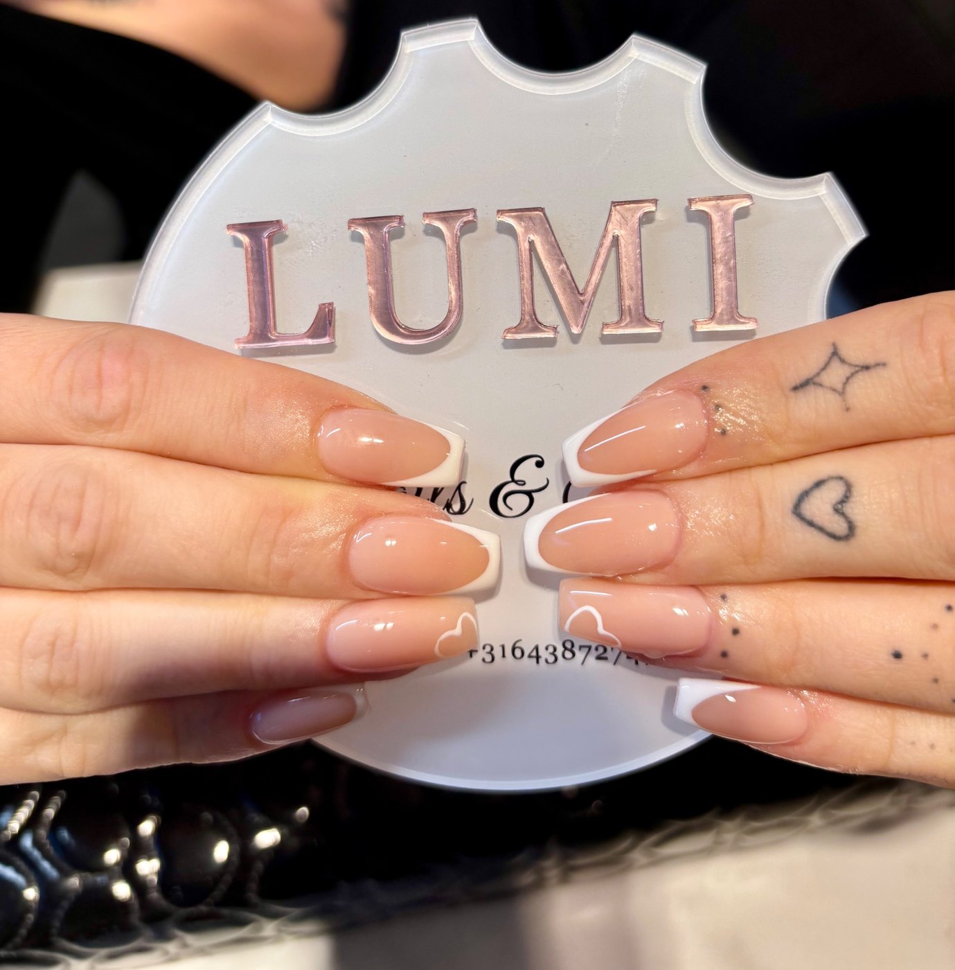 Franse manicure met witte hartjes op vierkante nagels