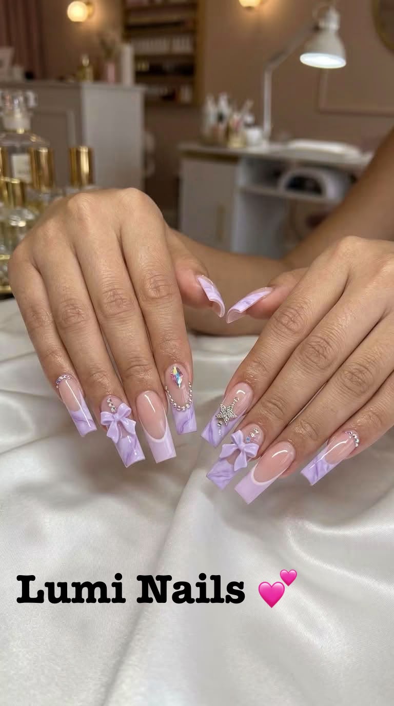 Lange vierkante lavendelkleurige nagels met strikjes en steentjes